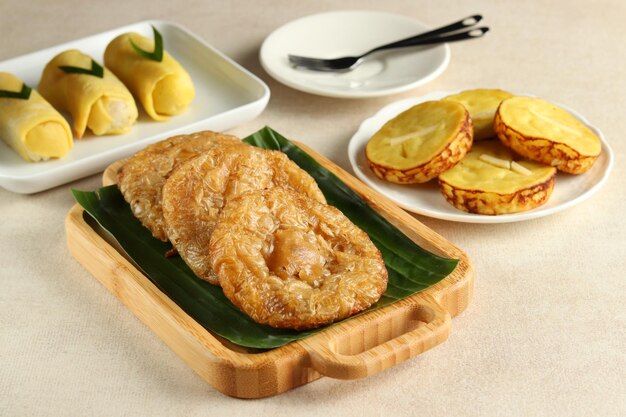 Kue Kucur ou Kucur ou kuih cucur et appelé khanom fak bua ou khanom jujun en thaï