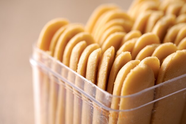 Kue lidah kucing ou biscuit katte tong. biscuits islamiques biscuit pour la tradition eid mubarak