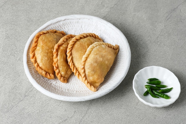 Kue Pastel ou Jalangkote collation traditionnelle indonésienne remplie de carottes et de pommes de terre