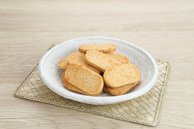 Kue Sagon , collations traditionnelles indonésiennes, à base de farine, de noix de coco râpée, de sucre puis cuites au four