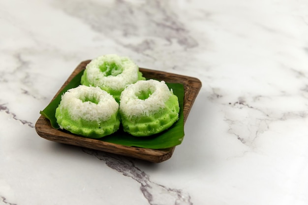 Photo kuih puteri ayu gâteau pandan noix de coco cuit à la vapeur dessert traditionnel malaisien