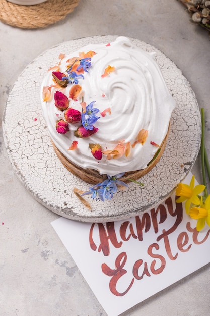 Kulich ou brioche traditionnelle russe et ukrainienne sur une pierre claire