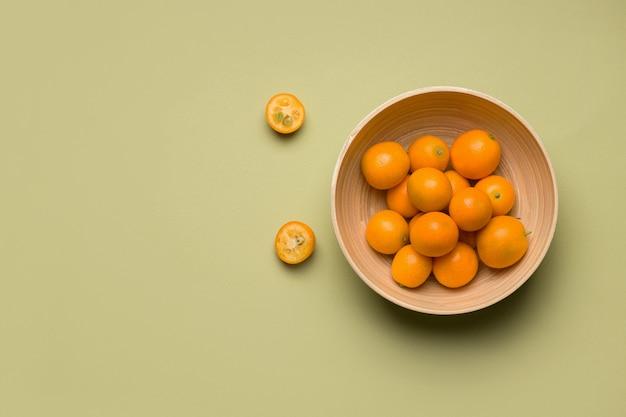 Kumquat d'agrumes tropicaux dans un bol