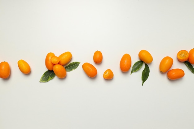 Kumquat et feuilles sur fond en bois vu de haut