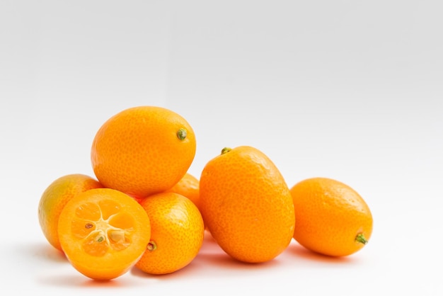 kumquat sur fond blanc. fruits exotiques.