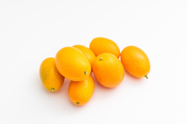 kumquat sur fond blanc. fruits exotiques.