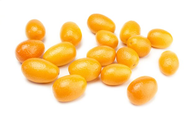 Kumquat isolé sur blanc