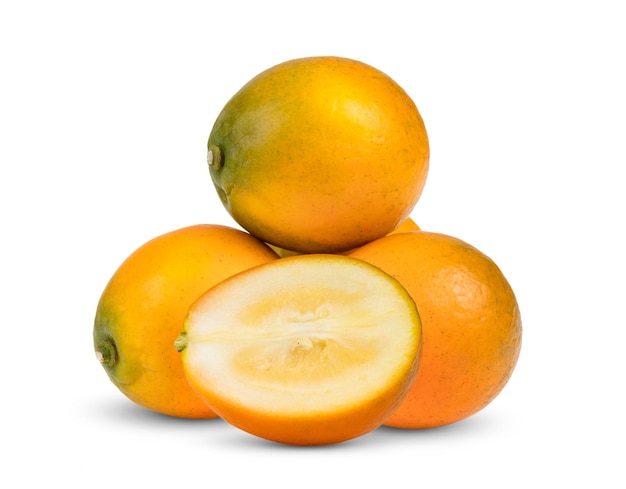 Kumquat orange isolé sur fond blanc