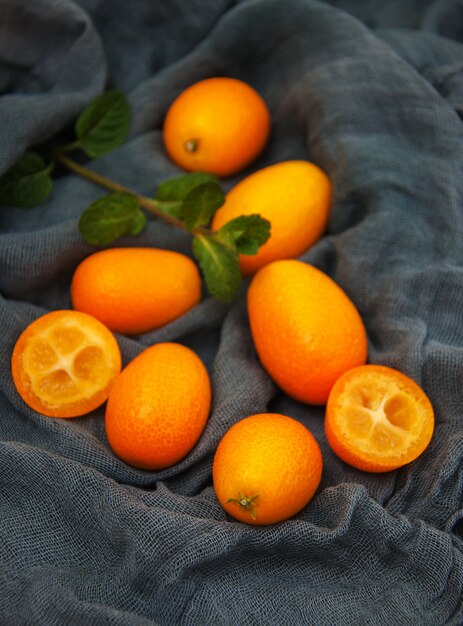 Kumquats sur des serviettes en tissu