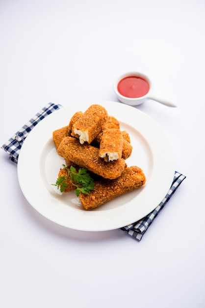 Kurkuri paneer finger ou pakora, snacks pakoda également connus sous le nom de Crispy Cottage Cheese Bars, servis avec du ketchup à la tomate en entrée. mise au point sélective