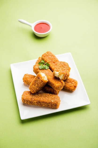 Kurkuri paneer finger ou pakora, snacks pakoda également connus sous le nom de Crispy Cottage Cheese Bars, servis avec du ketchup à la tomate en entrée. mise au point sélective