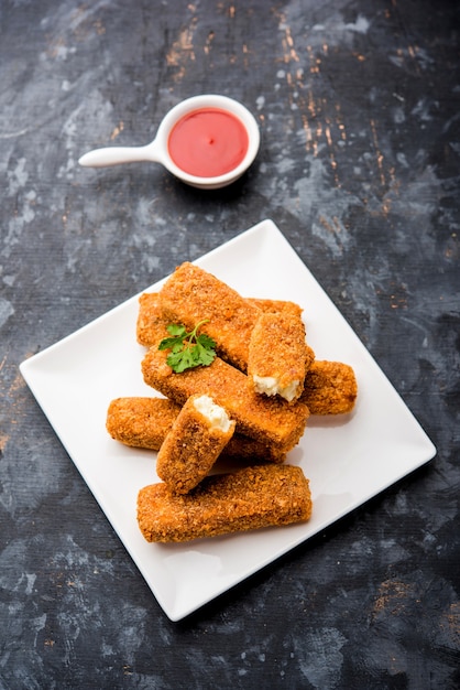 Kurkuri paneer finger ou pakora, snacks pakoda également connus sous le nom de Crispy Cottage Cheese Bars, servis avec du ketchup à la tomate en entrée. mise au point sélective