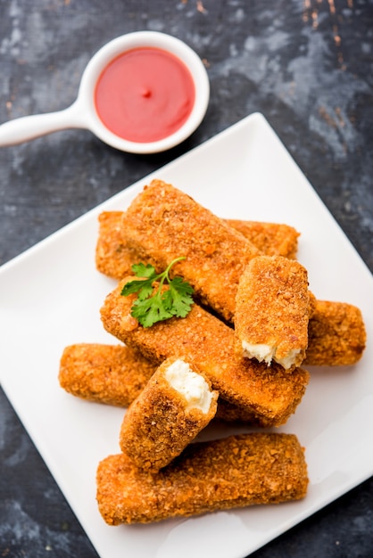 Kurkuri paneer finger ou pakora, snacks pakoda également connus sous le nom de Crispy Cottage Cheese Bars, servis avec du ketchup à la tomate en entrée. mise au point sélective