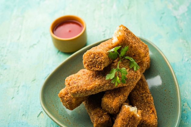 Kurkuri paneer finger ou pakora, snacks pakoda également connus sous le nom de Crispy Cottage Cheese Bars, servis avec du ketchup à la tomate en entrée. mise au point sélective