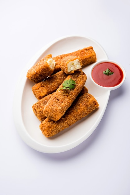 Kurkuri paneer finger ou pakora, snacks pakoda également connus sous le nom de Crispy Cottage Cheese Bars, servis avec du ketchup à la tomate en entrée. mise au point sélective