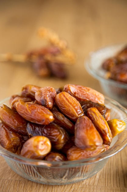 Kurma ou dates sur fond de bois