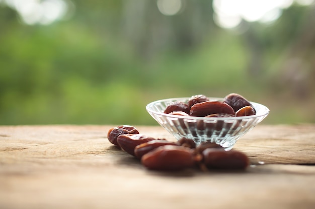 Photo kurma ou dates séchées, fond en bois de chapelet.