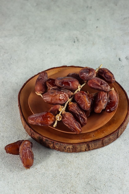 Kurma ou délicieuses dattes séchées isolées sur blanc