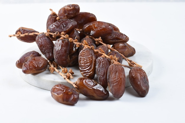 Kurma ou fruit de palmier séché sucré isolé sur fond blanc