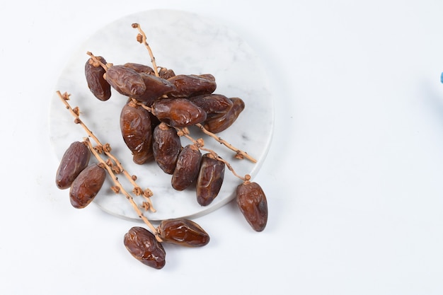 Kurma ou fruit de palmier séché sucré isolé sur fond blanc