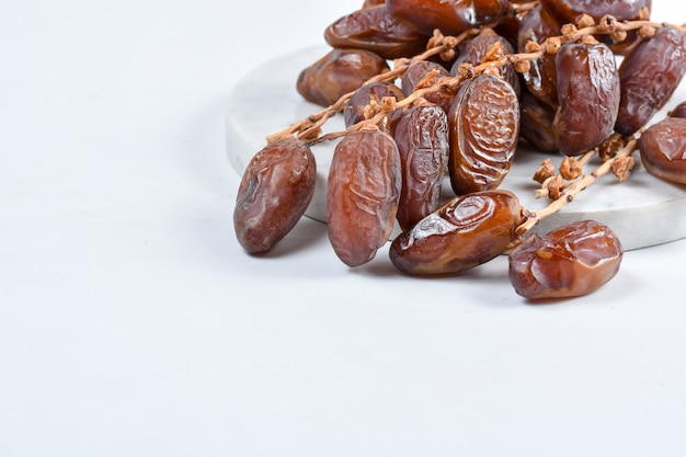 Kurma ou fruit de palmier séché sucré isolé sur fond blanc