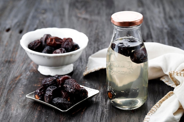 Kurma Nabeez Date Fruit Eau infusée pendant la nuit dans une bouteille Boisson saine populaire pendant le Ramadan Boisson préférée du prophète