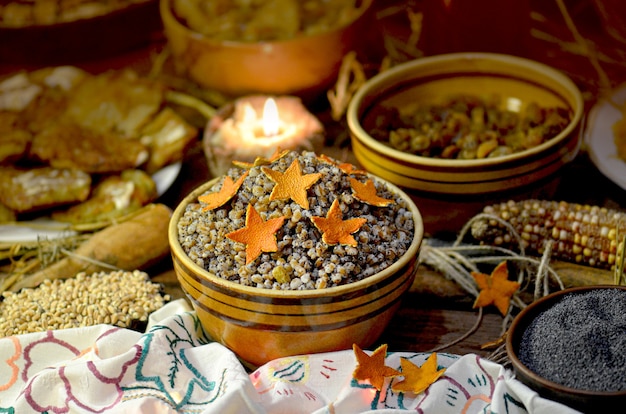 Kutya de Noël traditionnel. Repas sucré de Noël en Ukraine. L'étoile est l'un des symboles de Noël. Bouillie de Noël sur fond en bois.