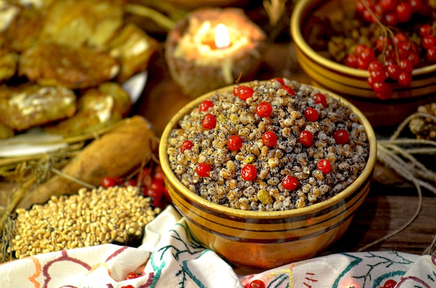 Kutya pendant les vacances d'Eve. Bouillie de Noël avec des bougies