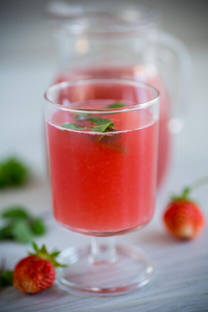 Kvas aux fraises d'été froid à la menthe dans un verre