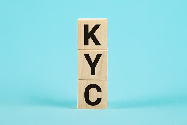 KYC Connaître votre client Blocs de bois avec texte KYC Vous pouvez utiliser dans le marketing de la finance d'entreprise et d'autres concepts Photo d'entreprise présentant le marketing créant un sondage pour améliorer le produit ou la marque