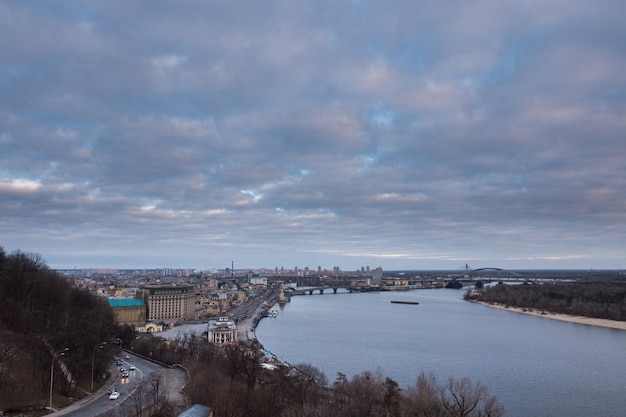 Kyiv, matin d'hiver, belle vue sur le centre historique de Podol. Fleuve Dnipro, ciel nuageux.