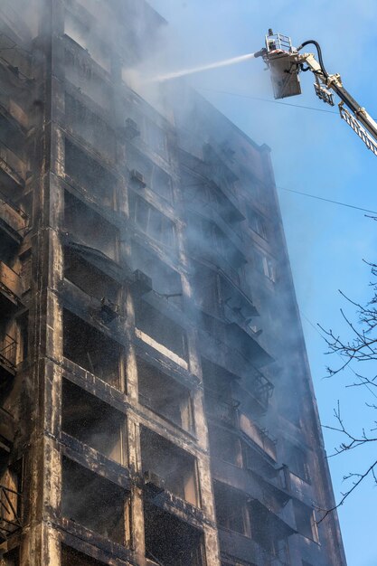 Photo kyiv ukraine 15 mars 2022 guerre en ukraine pompiers combattant un incendie dans un immeuble résidentiel qui a été touché par un obus russe
