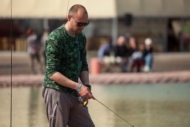 Kyiv, Ukraine 16 avril 2018. Un pêcheur caucasien attrape du poisson avec une canne à pêche sur le lac.