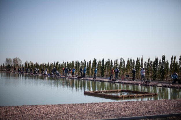 KYIV, UKRAINE - 16 AVRIL 2018 Tournoi de pêche sportive, les pêcheurs masculins attrapent des poissons dans le lac