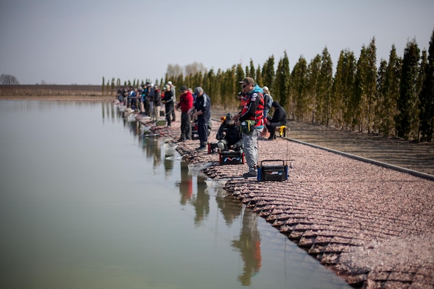 KYIV, UKRAINE - 16 AVRIL 2018 Tournoi de pêche sportive, les pêcheurs masculins attrapent des poissons dans le lac