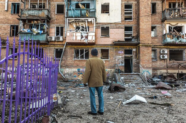 Photo kyiv ukraine 18 mars 2022 guerre en ukraine bâtiments résidentiels endommagés à la suite d'un bombardement dans le district de podilskyi à kiev chaos et dévastation dans les rues de kiev