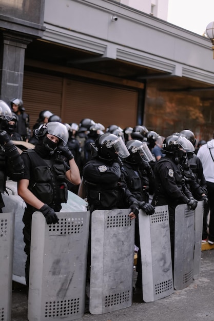 Kyiv, Ukraine, le 18 septembre 2018 Des manifestants prennent d'assaut une installation publique. Des policiers avec des boucliers anti-émeute.