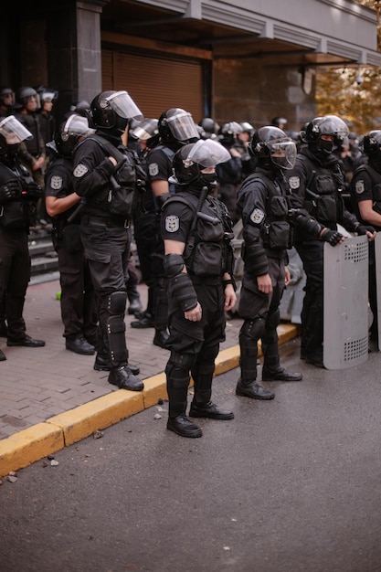 Kyiv, Ukraine 18 septembre 2018 Des manifestants prennent d'assaut une institution publique. Police en pleine munition.