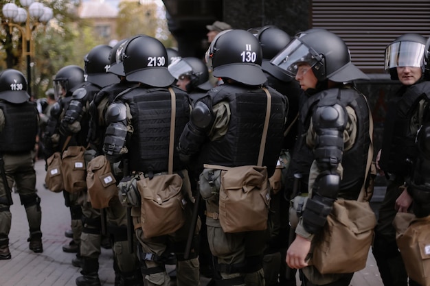 Kyiv, Ukraine 18 septembre 2018 Des manifestants prennent d'assaut une institution publique. Police en pleine munition.