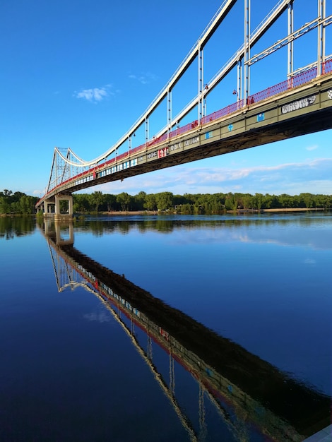 Kyiv Ukraine 24 mai 2022 Paysage du pont piétonnier à Kiev Heure d'été