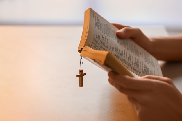 Kyiv (Ukraine), 5 janvier 2018 - Un jeune homme religieux lit la Bible à la maison.