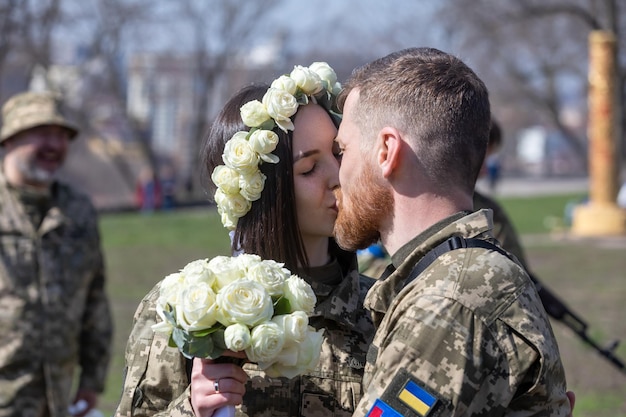 KYIV UKRAINE 7 avril 2022 Guerre et amour Les membres de la défense territoriale de Kiev se sont mariés à Kiev en vertu des lois de la loi martiale Kiev Ukraine