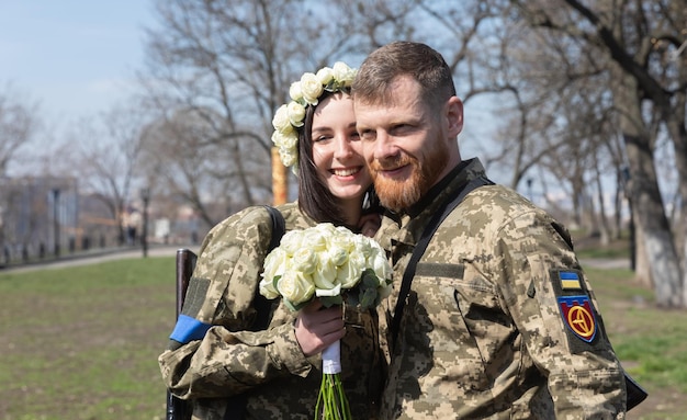 KYIV UKRAINE 7 avril 2022 Guerre et amour Les membres de la défense territoriale de Kiev se sont mariés à Kiev en vertu des lois de la loi martiale Kiev Ukraine