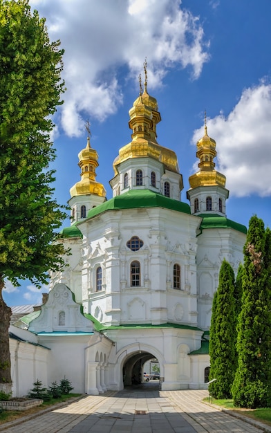 kyivo-pecherska lavra et monastère des grottes à kyiv, ukraine, par une journée ensoleillée