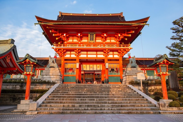 Kyoto, Japon - 12 avril 2015:Fushimi Inari Taisha est le sanctuaire principal du dieu Inari, situé dans le quartier Fushimi à Kyoto