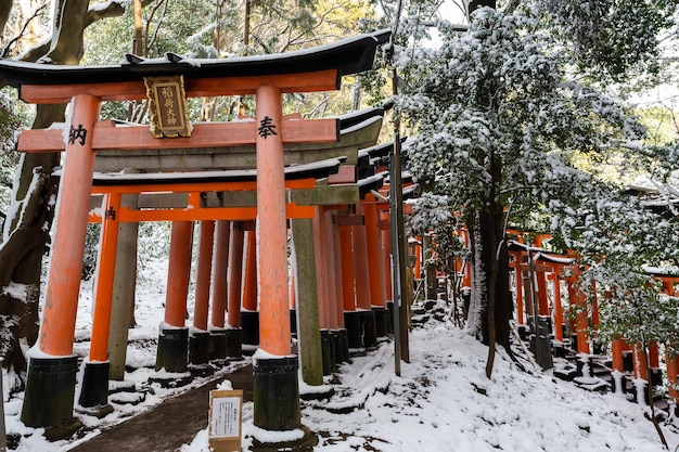 Kyoto Japon 24 janvier 2023 Fushimi Inaritaisha Torii Gates avec de la neige sur le toit en hiver