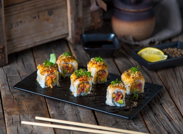 KYOTO maki servi dans un plat isolé sur la vue de côté de fond en bois