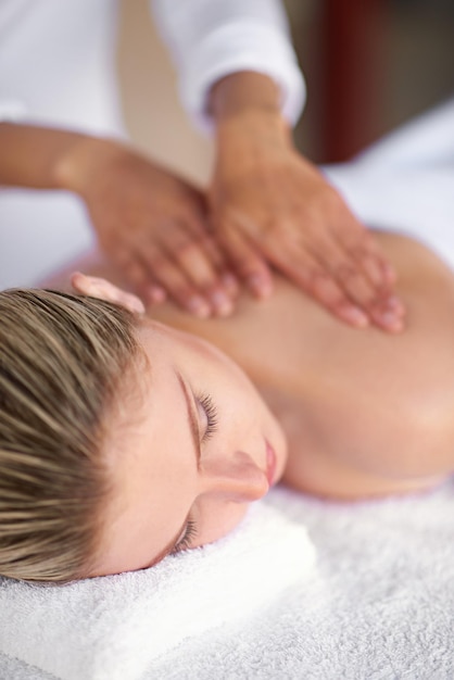 Là où le stress prend fin et où la relaxation commence Photo d'une jeune femme profitant d'un massage au spa