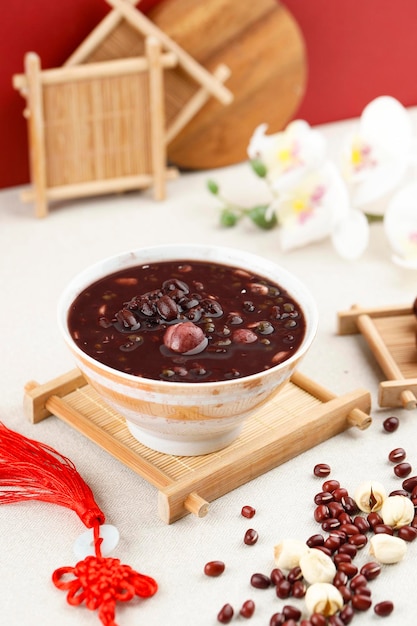 Laba Porridge Huit Treasure Congee plat traditionnel chinois servi à Laba ou Festival des lanternes Concept rouge chinois