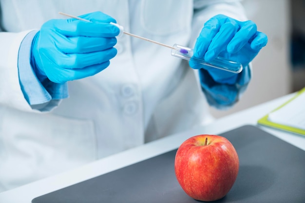 Laboratoire d'analyse de la salubrité des aliments Biochimiste à la recherche de la présence de pesticides dans les pommes